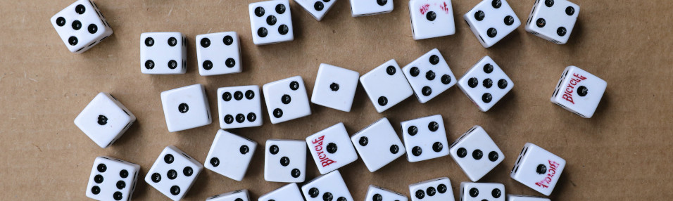 Co oferują nowe interfejsy w pakiecie java.util.random? Jak utworzyć wiele niezależnych generatorów liczb losowych? Jakie właściwości posiada generator? O tym wszystkim przeczytasz w dzisiejszym wpisie. /posts/java-17-random-generator/dices.jpg